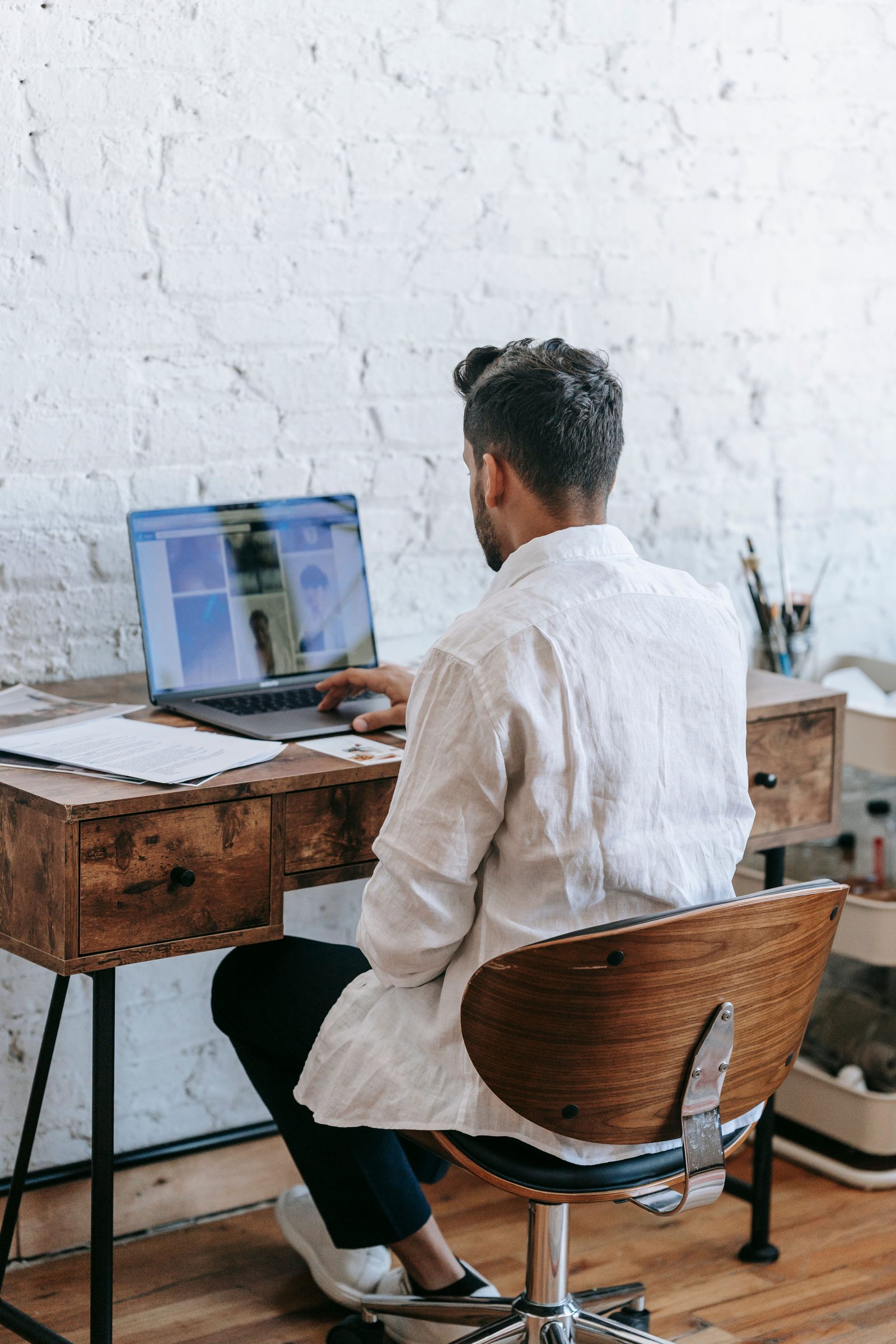 Micro-entrepreneur travaillant de chez lui